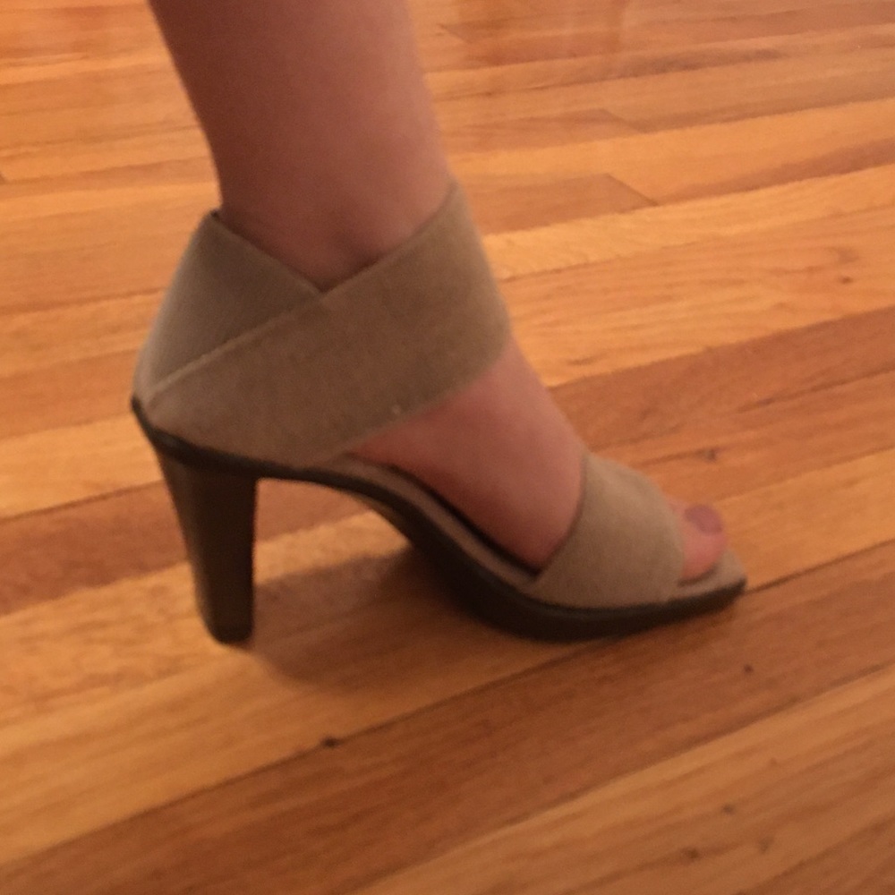 Charleston’s Shoe Co. Strappy  Linen Sandal Heels